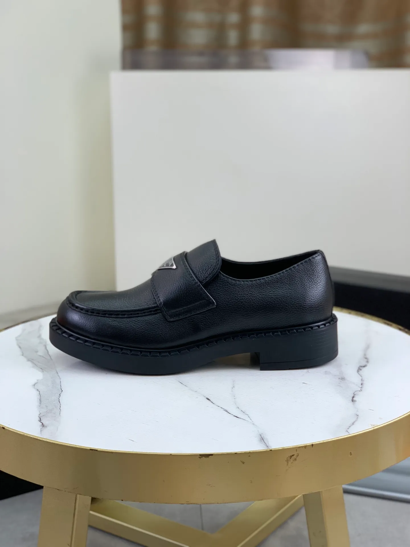 Factory price P800 💰Original quality, top version🔱 ＰＲＡＤＡPrada. Men's business casual leather shoes, top quality cow leather. 1:1 shipment ⬆️Luxurious and noble, all made of imported original first-layer fine suede cowhide, just to create a more comfortable wearing experience. Upper: original comfortable open-edge bead-rubbed calfskin ➕Top imported water-dyed full cow lining, original high-end lightweight and comfortable TPU combination bottom ✔️Code number: 39-44 (38 45 Can be customized)